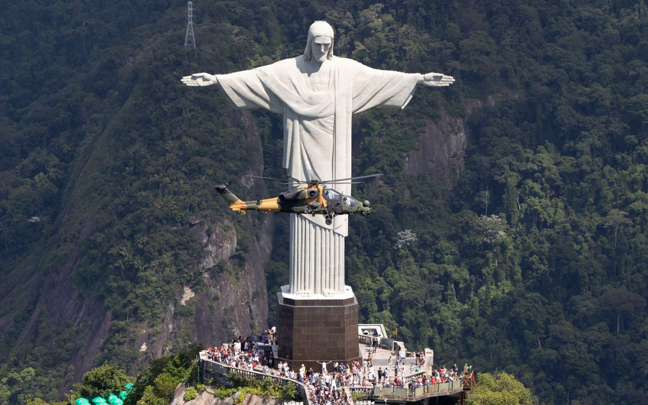 Atak'tan Brezilya semalarında İsa Heykeli ile poz