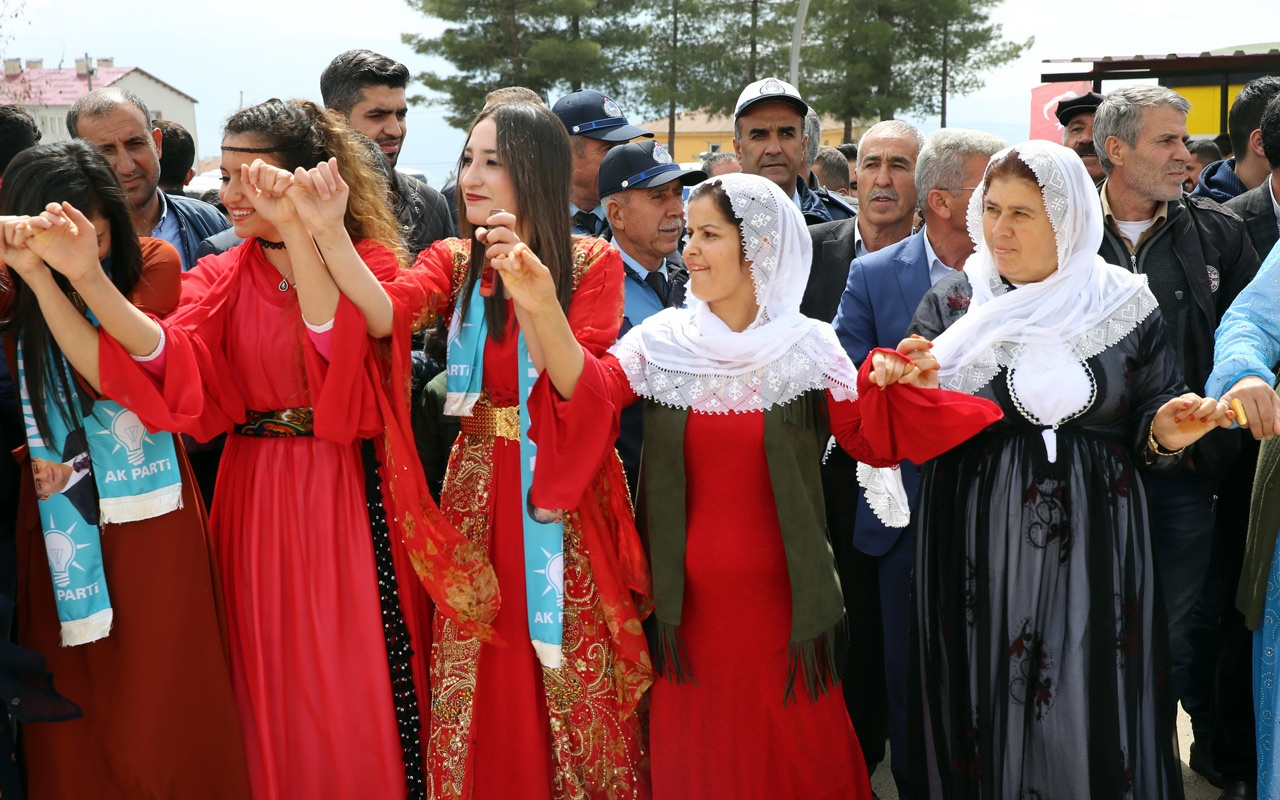 AK Partililer Şırnak'taki zaferi halaylarla kutluyor