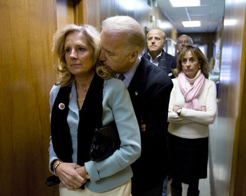 İki kadın Joe Biden'ı sarkıntılıkla suçladı ellerini omuzlarıma koyup...