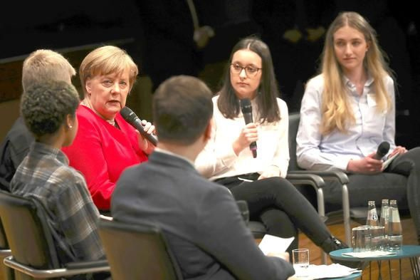 Türk öğrenci Elif Merkel'in katıldığı oturumu yönetti