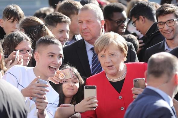 Türk öğrenci Elif Merkel'in katıldığı oturumu yönetti