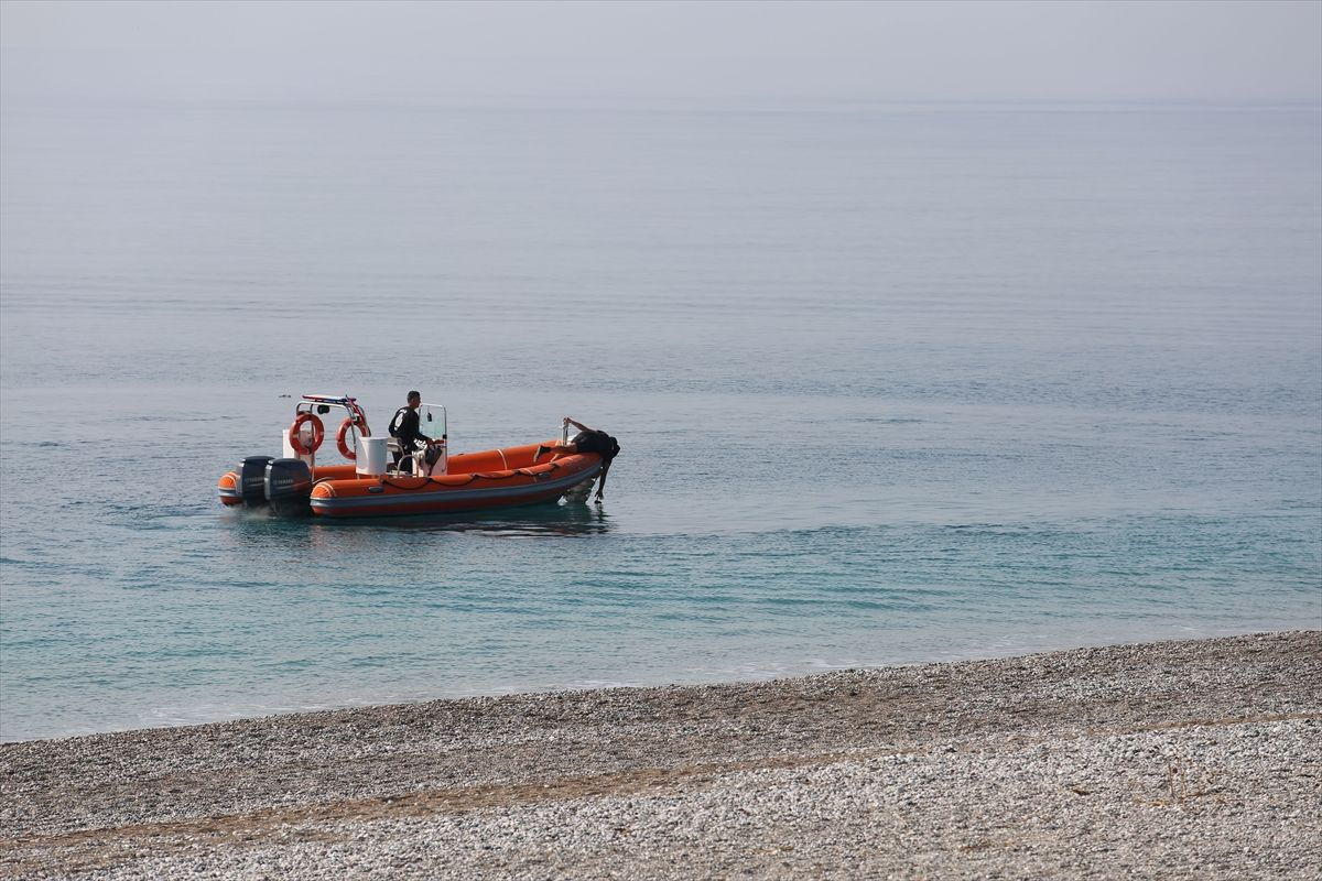 Antalya'da kıyafetleriyle denize girdi plajda panik