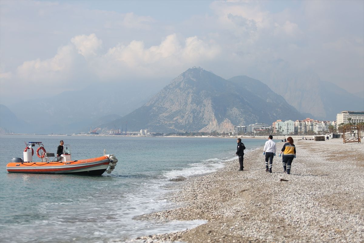 Antalya'da kıyafetleriyle denize girdi plajda panik