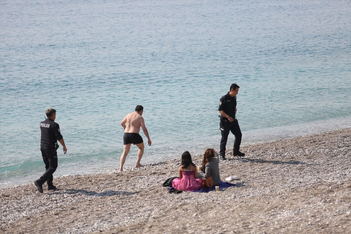 Antalya'da kıyafetleriyle denize girdi plajda panik