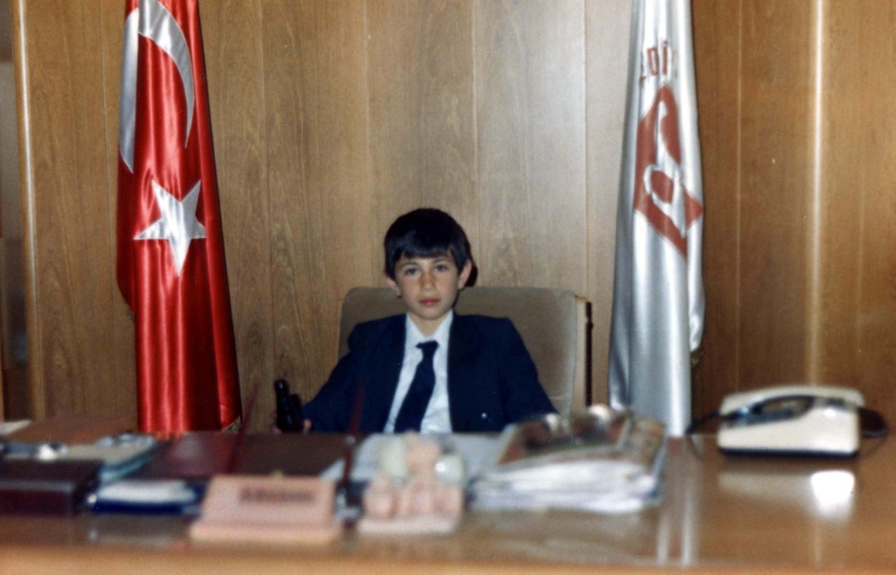 23 Nisan'da poz verdiği koltuğa, 32 yıl sonra başkan seçilerek oturdu
