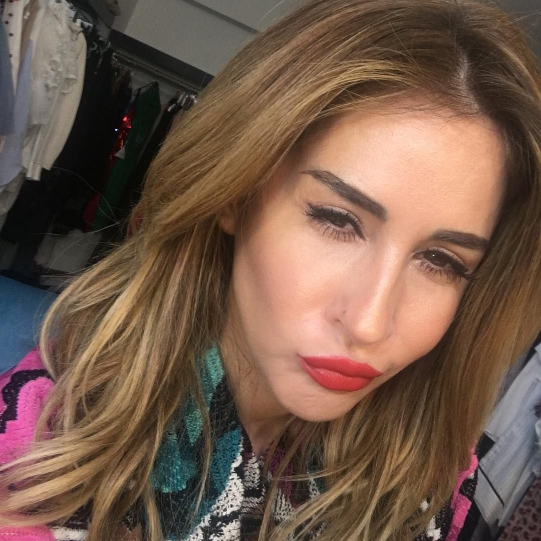 Hesabı hacklenen seksi  şarkıcı Aynur Aydın'ın gizli mesaj ve üstsüz fotoğrafları ifşa oldu!
