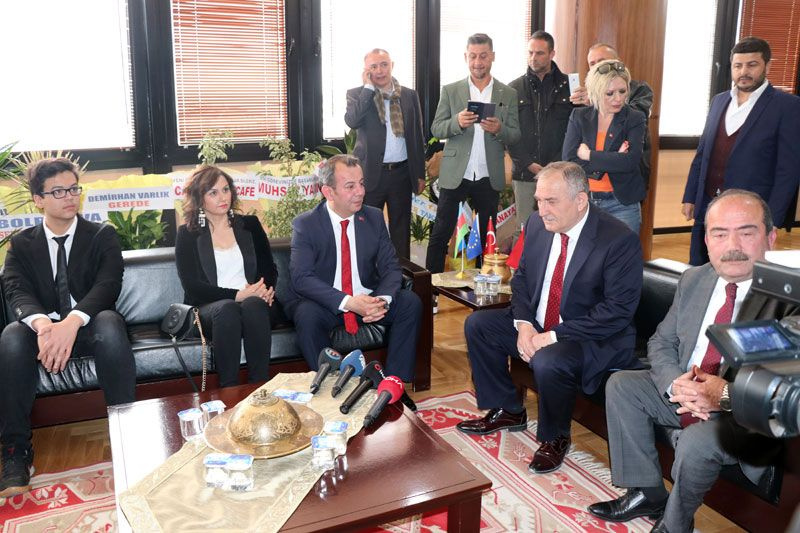 CHP Bolu Belediye Başkanı Tanju Özcan Kuran'ı öperek göreve başladı