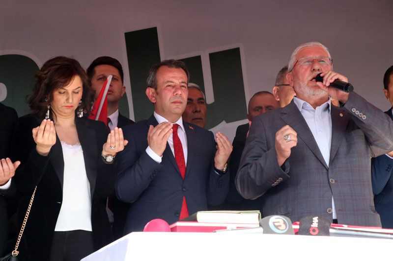 CHP Bolu Belediye Başkanı Tanju Özcan Kuran'ı öperek göreve başladı