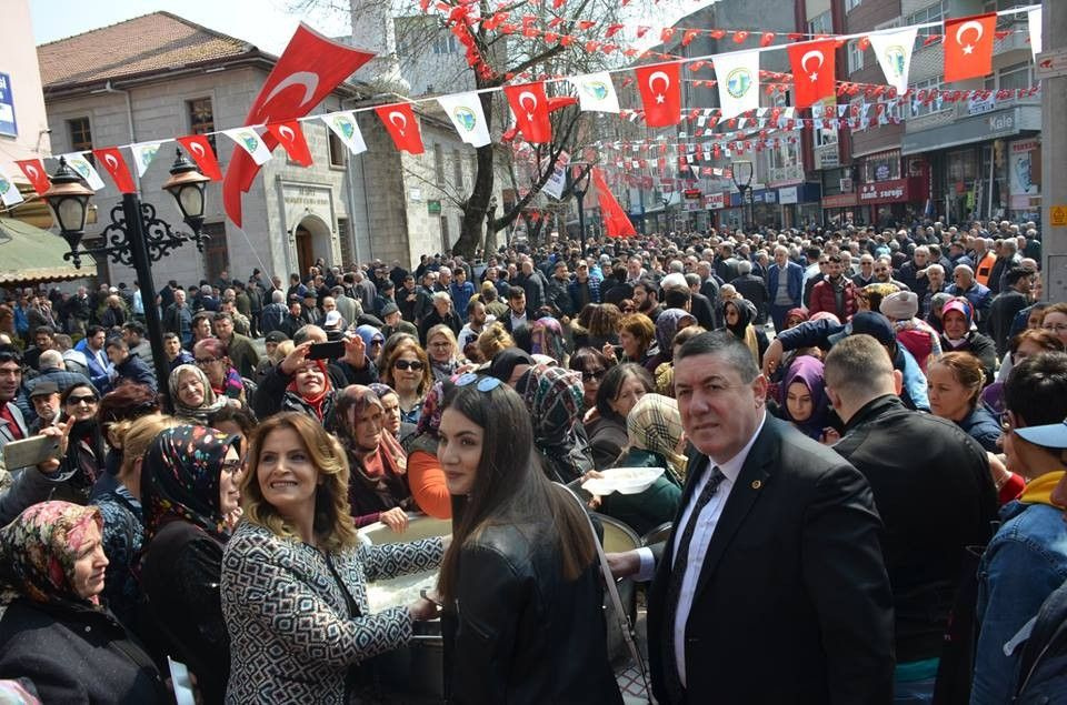 Zonguldak'ta seçimleri kazanan başkan etli pilav dağıttı