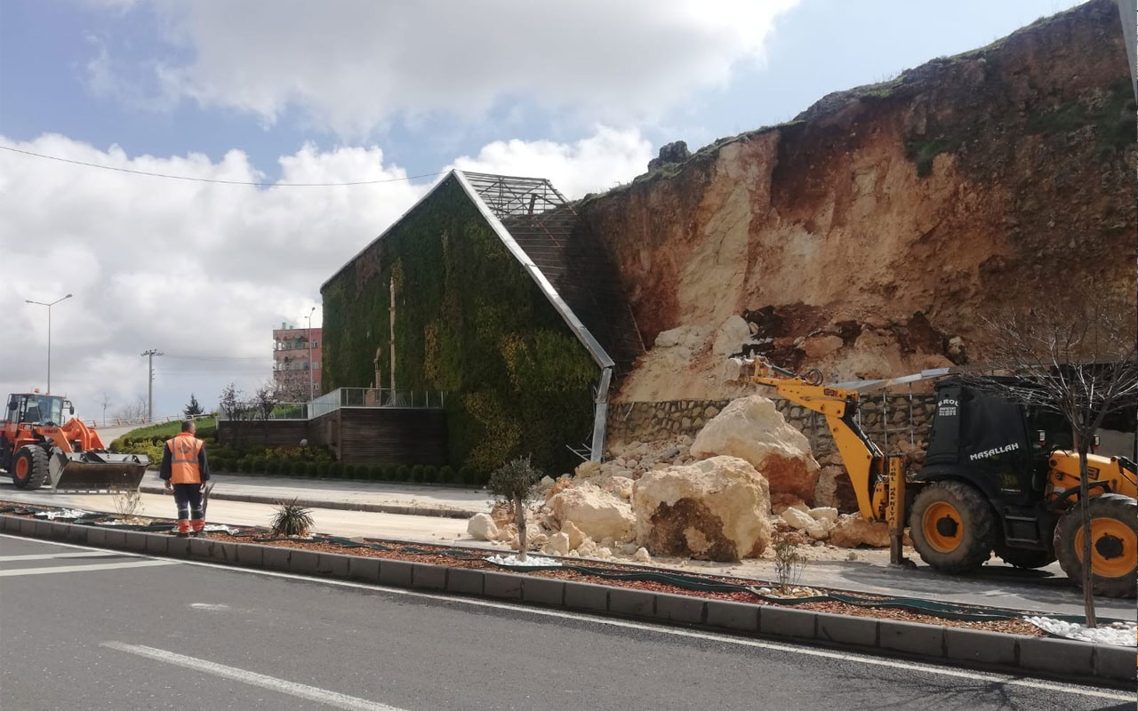 Mardin'de heyelan: Dev kaya parçaları yola düştü