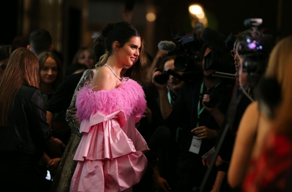 Kendall Jenner dakikada servet kazandı