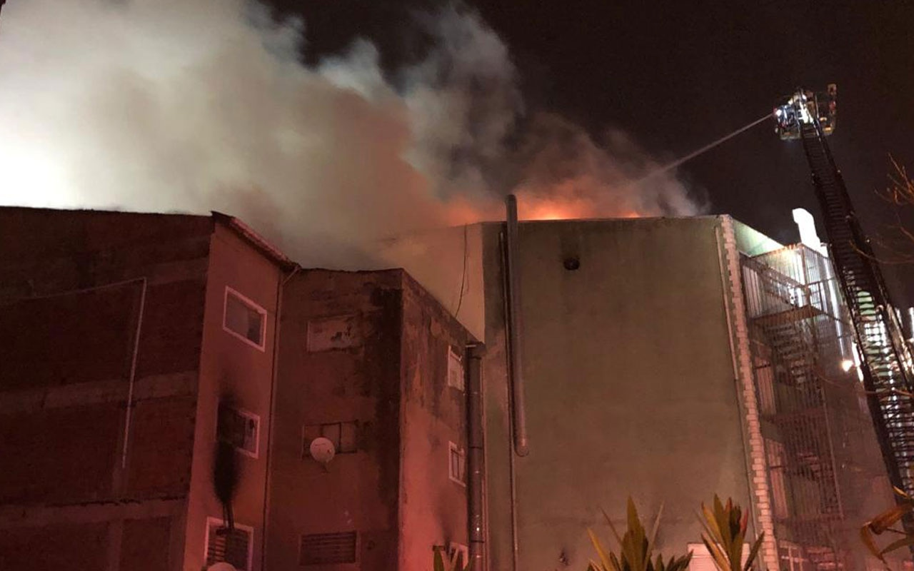 Ümraniye'de mobilya mağazası alev alev yandı
