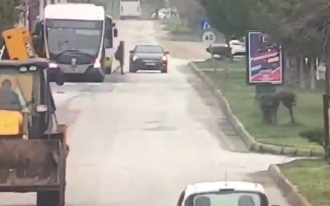 Malatya'da trambüsten inen öğrenciye otomobil çarptı