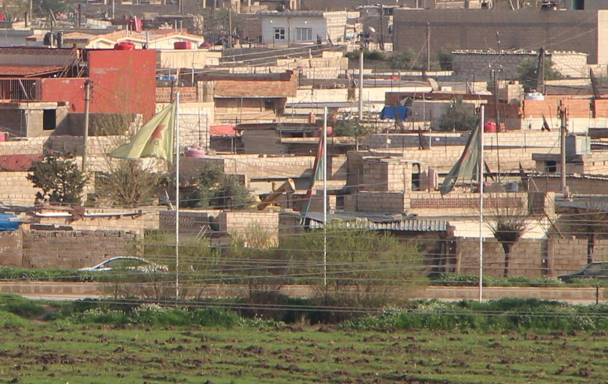 YPG'li teröristlerin Suriye'deki zırhlı konvoyu görüntülendi