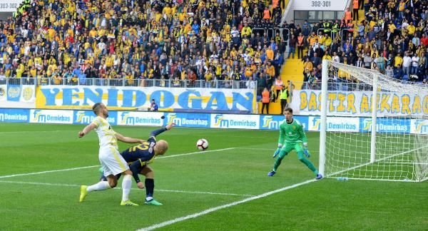 Fenerbahçeli yıldız için olay sözler: Kendisini Iniesta sanıyor