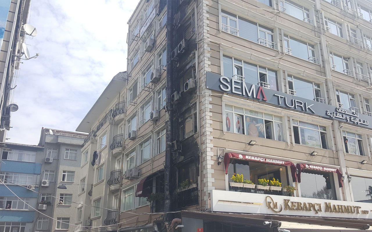 Fatih'te restoranda çıkan yangın binanın dış cephesini sardı