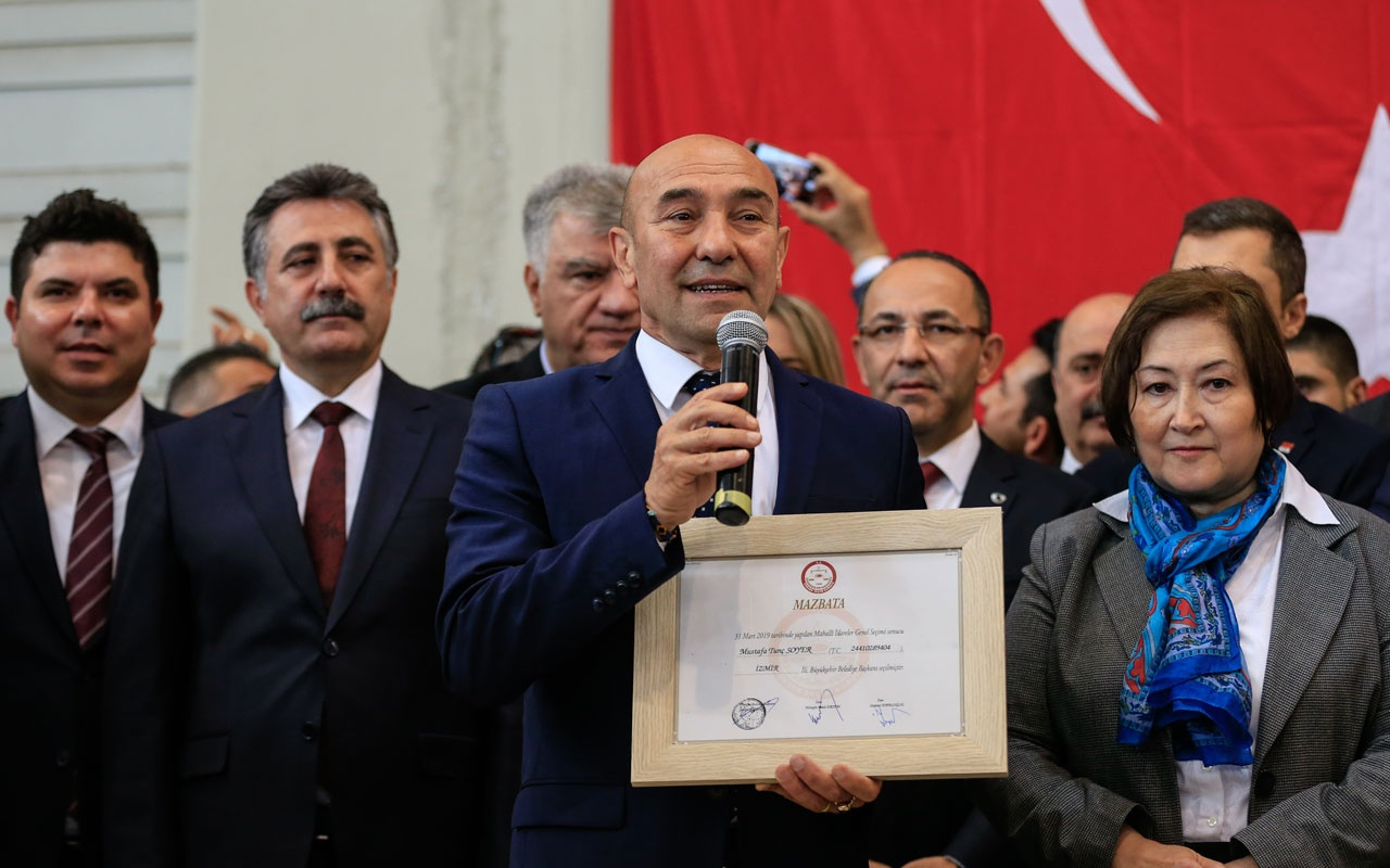İzmir'de CHP'li Tunç Soyer mazbatasını aldı