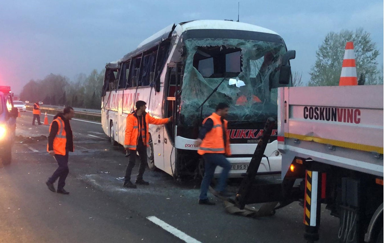 Sakarya'da yolcu otobüsü devrildi çok sayıda yaralı var