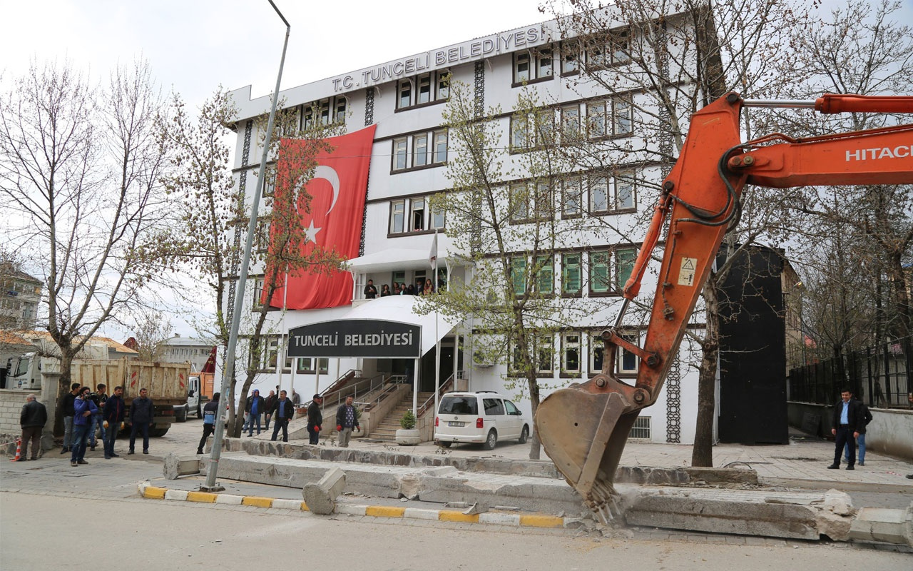 Tunceli'de komünist başkan, belediye önündeki duvarı yıktırdı