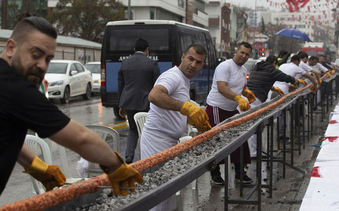 Ankaralılar gözlerine inanamadı! Bu kebabın ucu bucağı yok