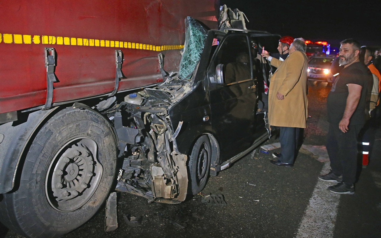 TEM Otoyolu'nda minibüs TIR'a çarptı: 5 ölü 3 yaralı