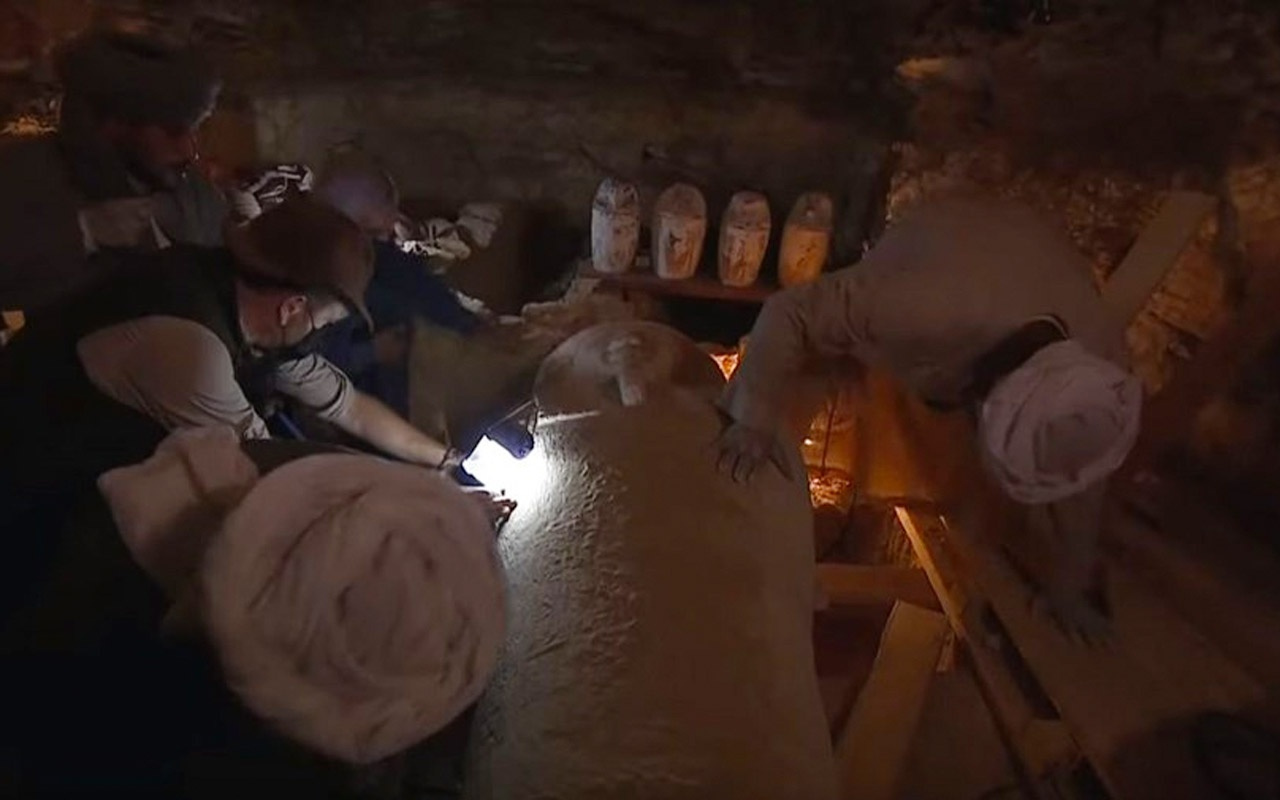 Mısır'da 2 bin 500 yıllık lahit canlı yayında açıldı içinden çıkanlara bakın