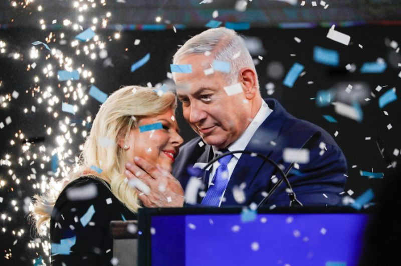 Binyamin Netanyahu eşi Sara Netanyahu'yu öperek seçim zaferini kutladı