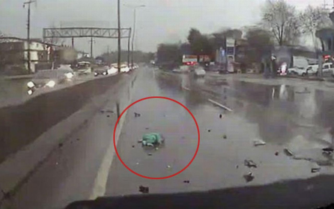 Kocaeli'de kaza yapan kamyonetteki bebek yola fırladı