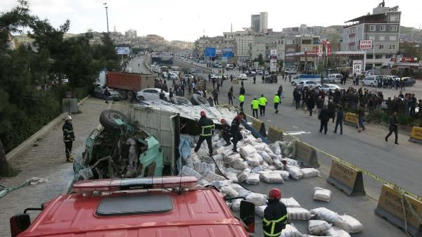 Şanlıurfa'da freni boşalan kamyon 4 aracı hurdaya çevirdi