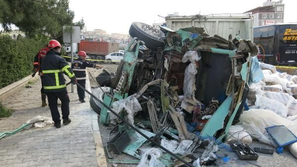 Şanlıurfa'da freni boşalan kamyon 4 aracı hurdaya çevirdi