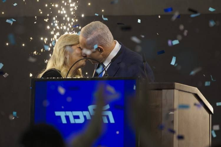 Binyamin Netanyahu eşi Sara Netanyahu'yu öperek seçim zaferini kutladı