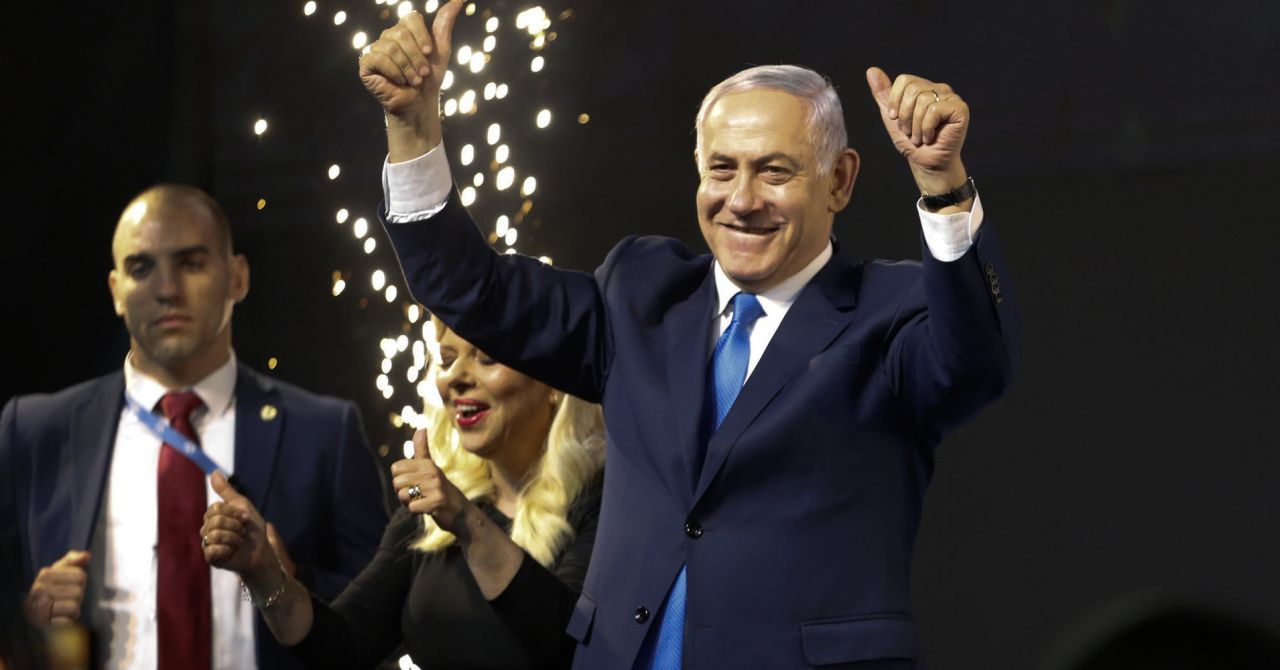 Binyamin Netanyahu eşi Sara Netanyahu'yu öperek seçim zaferini kutladı