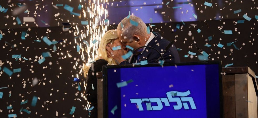 Binyamin Netanyahu eşi Sara Netanyahu'yu öperek seçim zaferini kutladı