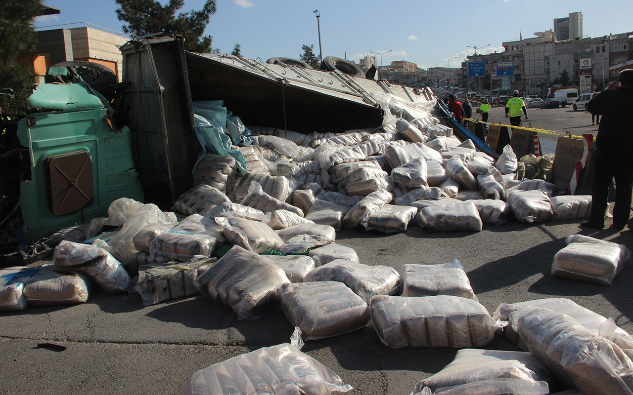 Şanlıurfa'da freni boşalan kamyon 4 aracı hurdaya çevirdi