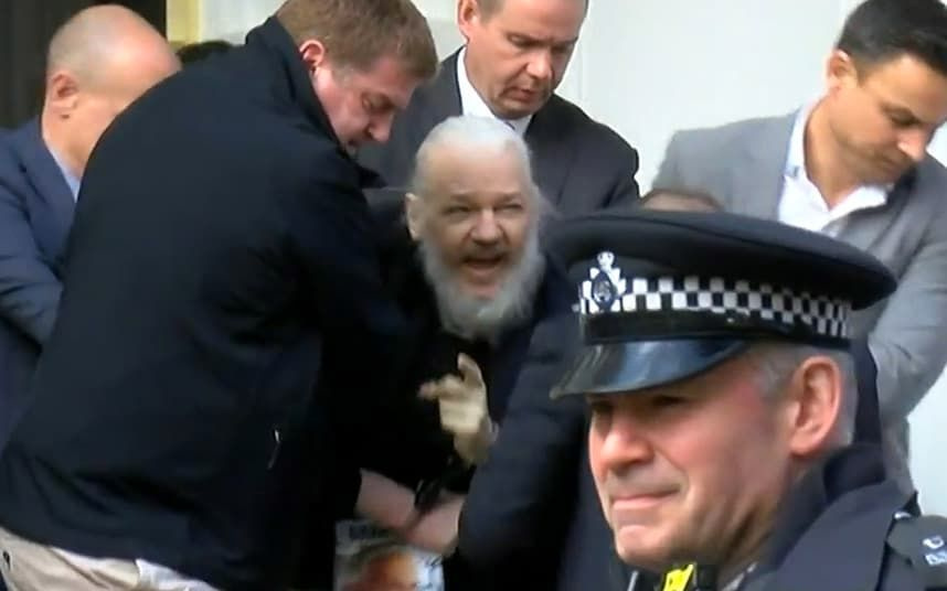 Julian Assange kimdir? 'Cesur bir aktivist' de deniyor 'ilgi bağımlısı' da