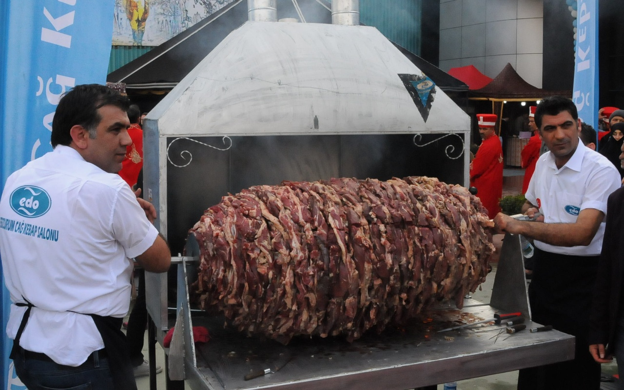 650 kiloluk cağ kebabı ile rekor kırdılar
