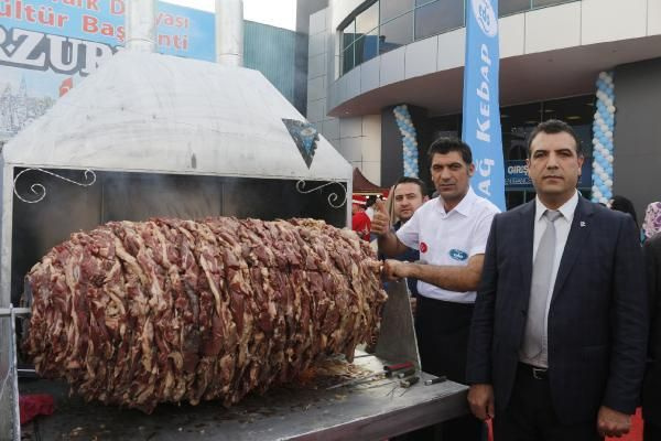 650 kiloluk cağ kebabı ile rekor kırdılar