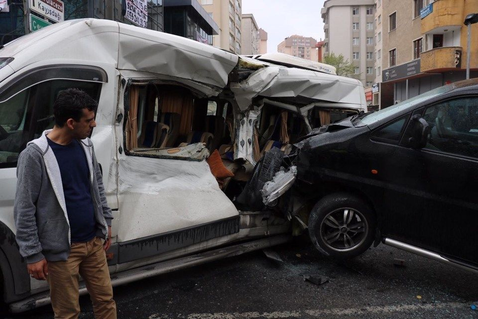 Ataşehir'de minibüs bir başka minibüse ok gibi saplandı