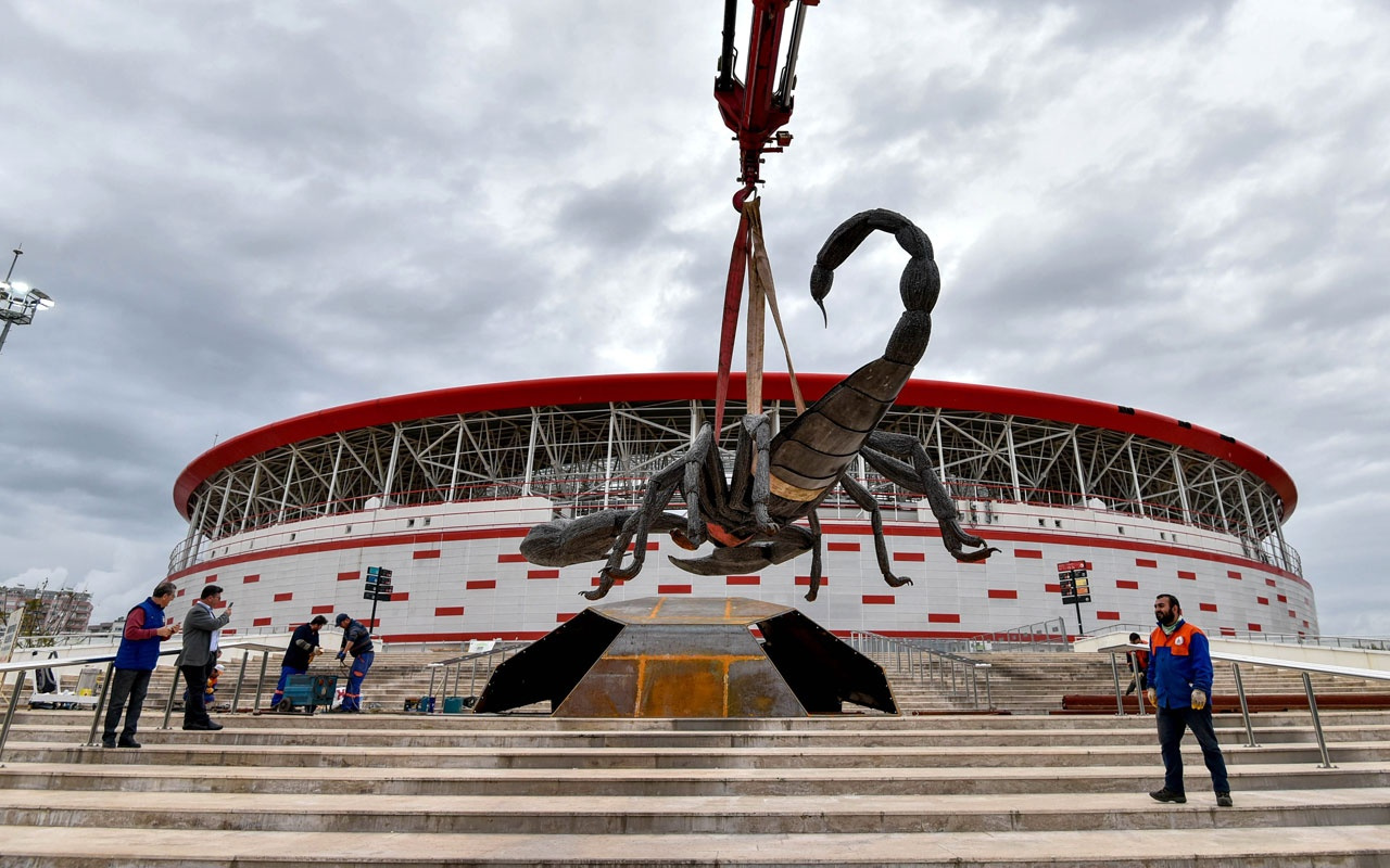 Antalyaspor'a dev akrep heykeli