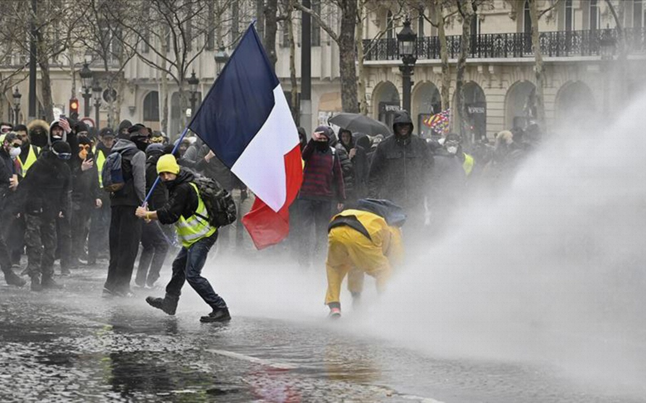 Fransa'da Sarı Yelekliler'e gösteri yasağı!