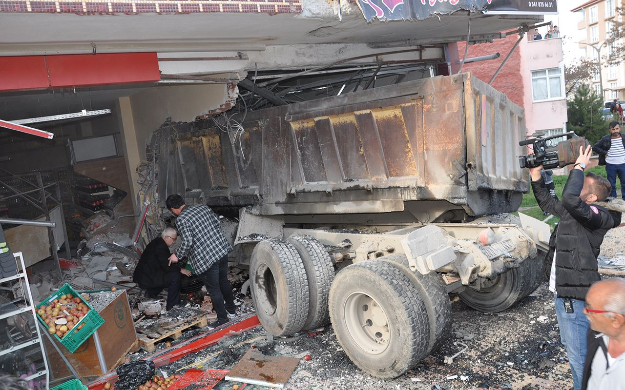 Kahramanmaraş'ta freni boşalan kamyon kuaföre girdi