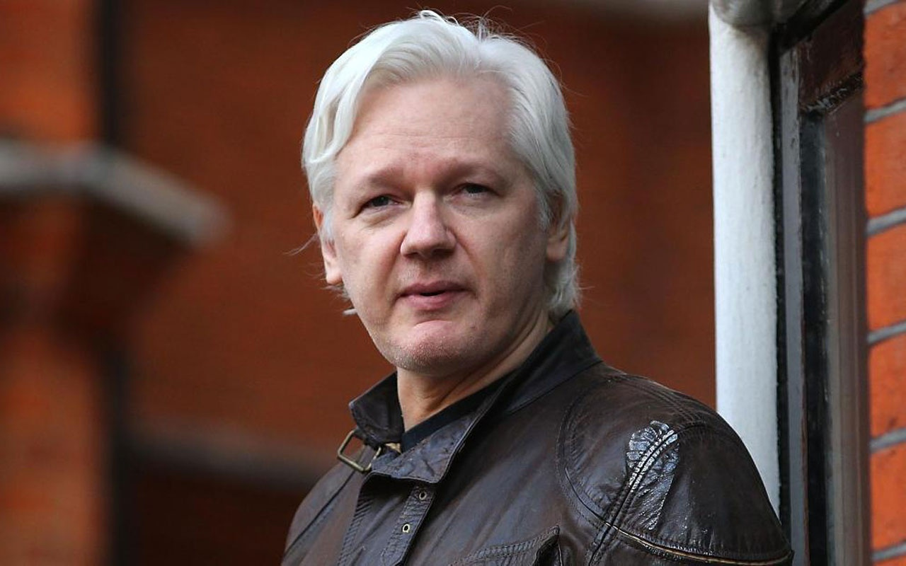 Ekvador'dan Julian Assange isyanı dışkısını duvara sürüyormuş