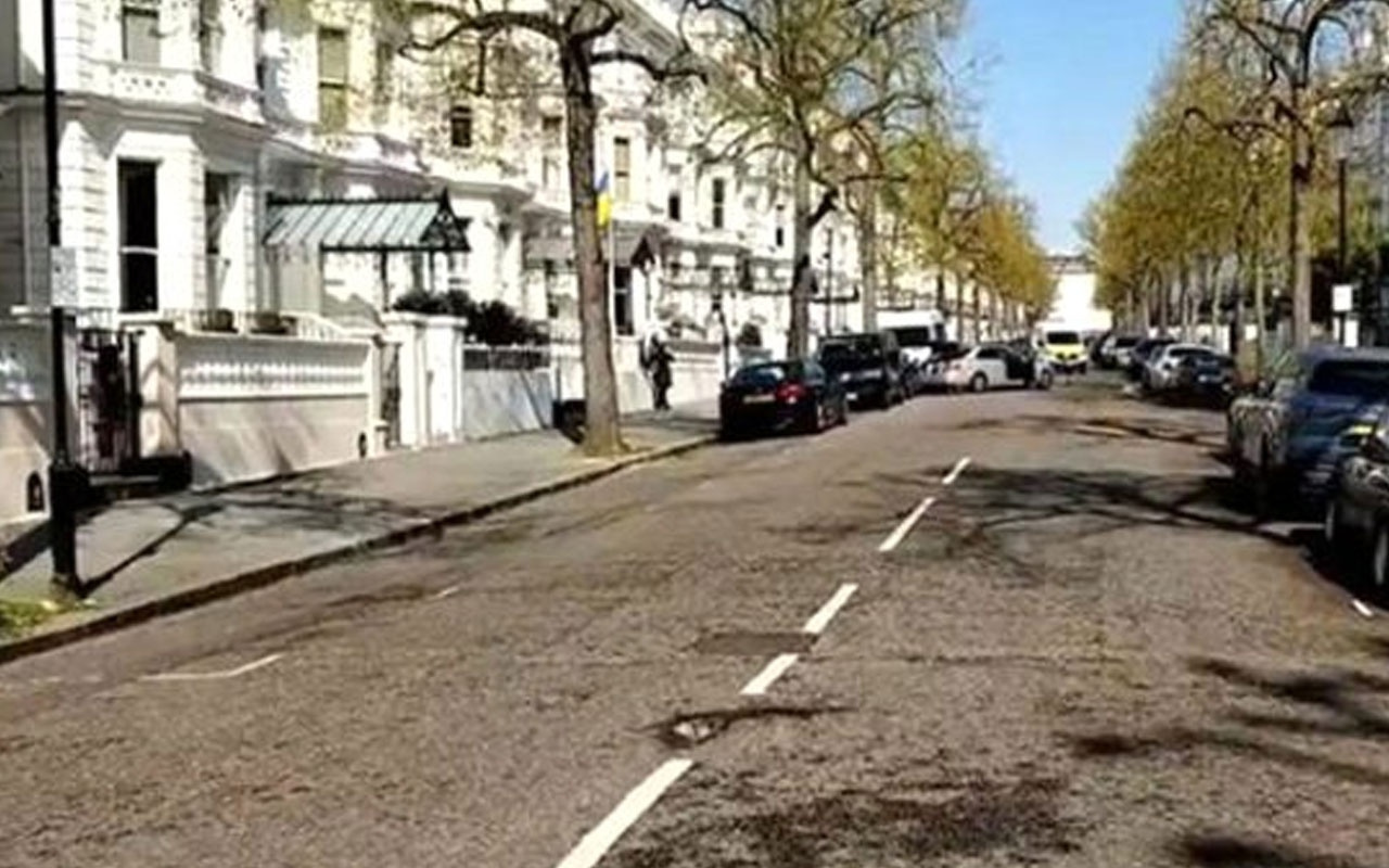 Londra'da Büyükelçilik aracına saldırı