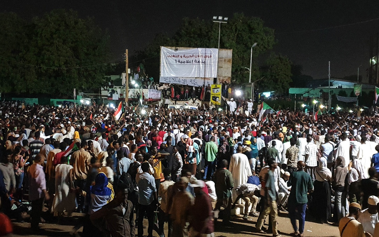 Sudan'da muhalefet yönetimin sivil hükümete devrinde ısrarcı