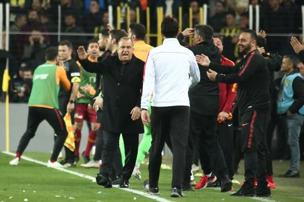 Fenerbahçe Galatasaray derbisinde Hasan Ali Kaldırım kırmızı kart gördü