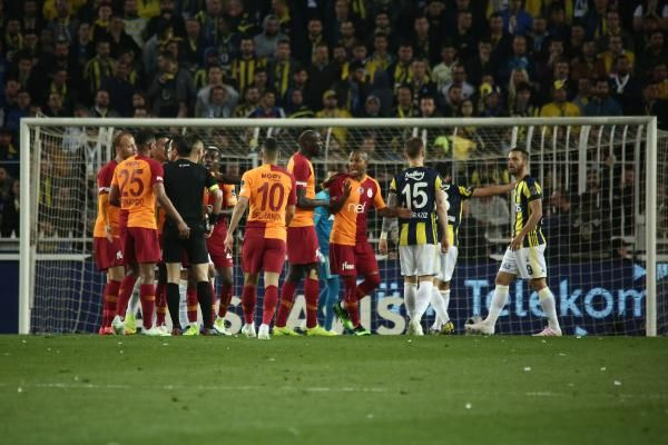 Fenerbahçe Galatasaray derbisinde Hasan Ali Kaldırım kırmızı kart gördü