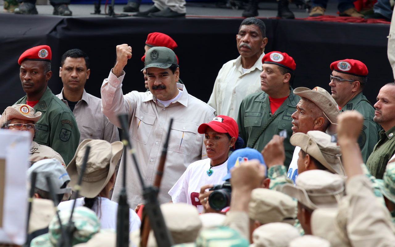 Venezuela'da Nicolas Maduro'dan gövde gösterisi 2 milyon milis toplandı