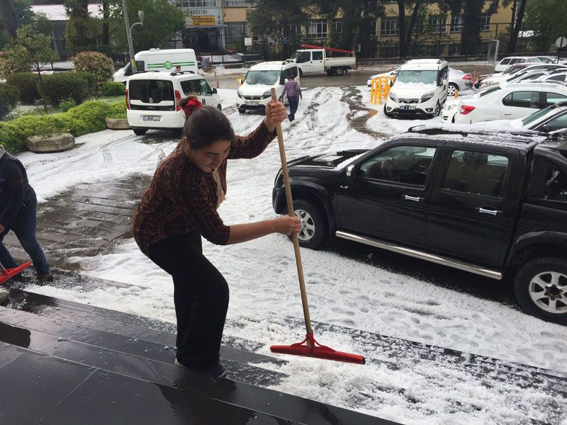 İzmir ve ilçelerini dolu ve hortum vurdu