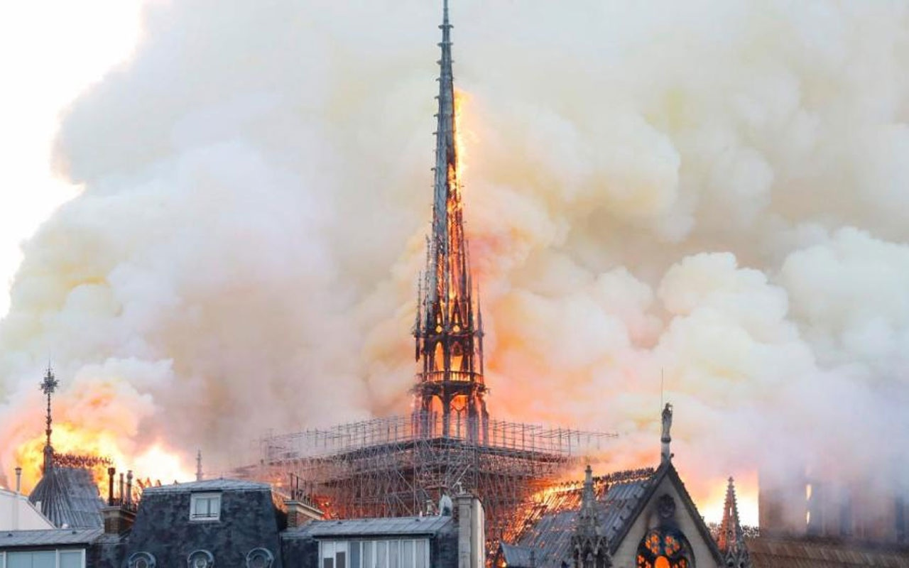 Notre Dame Katedrali alevlere teslim oldu