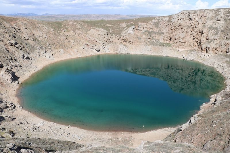 Tamamen doğal! Sivas'taki bu turkuaz göl görenleri şaşırtıyor